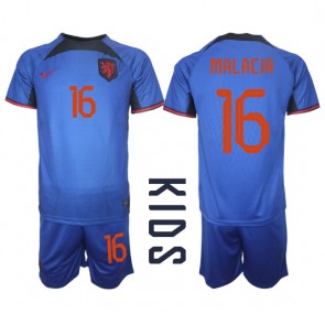 Nederländerna Tyrell Malacia #16 kläder Barn VM 2022 Bortatröja Kortärmad (+ korta byxor)